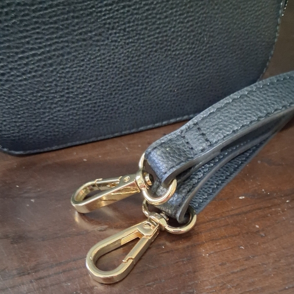 Tommy Hilfiger Camera/Crossbody Bag. - Picture 9 of 9